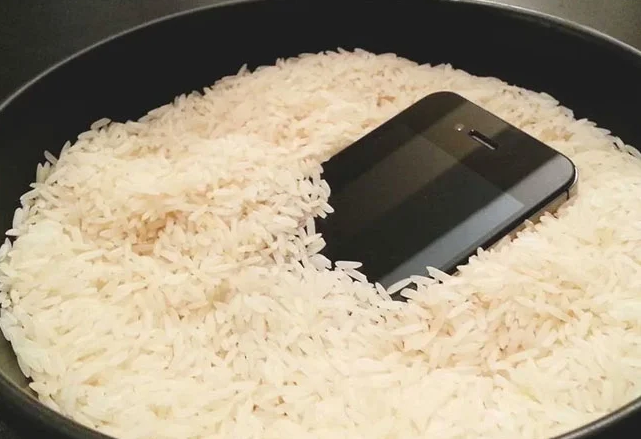 Cách hút ẩm điện thoại bằng gạo
