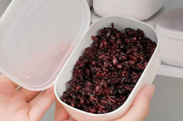 Cách bảo quản cơm gạo lứt bằng hộp, màng bọc thực phẩm